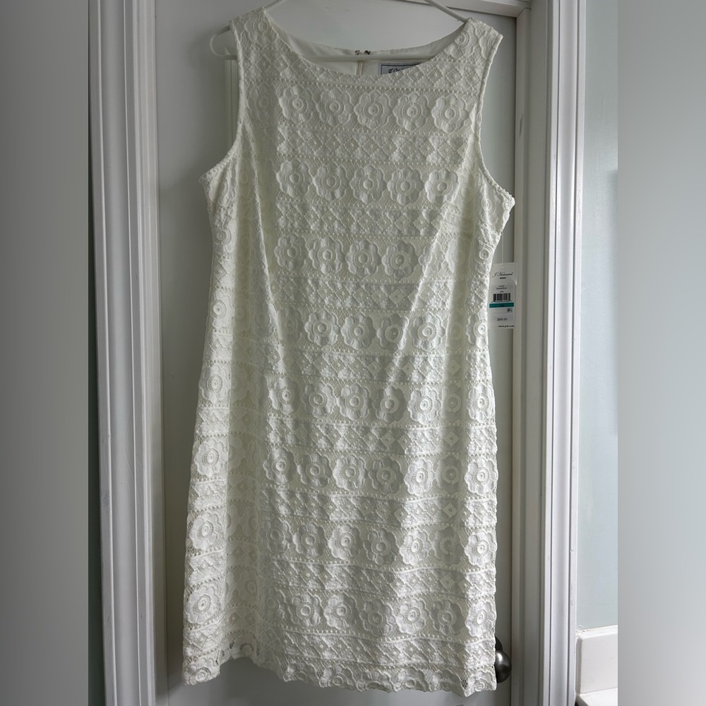 Jessica Howard Missy sleeveless lace shift dress.